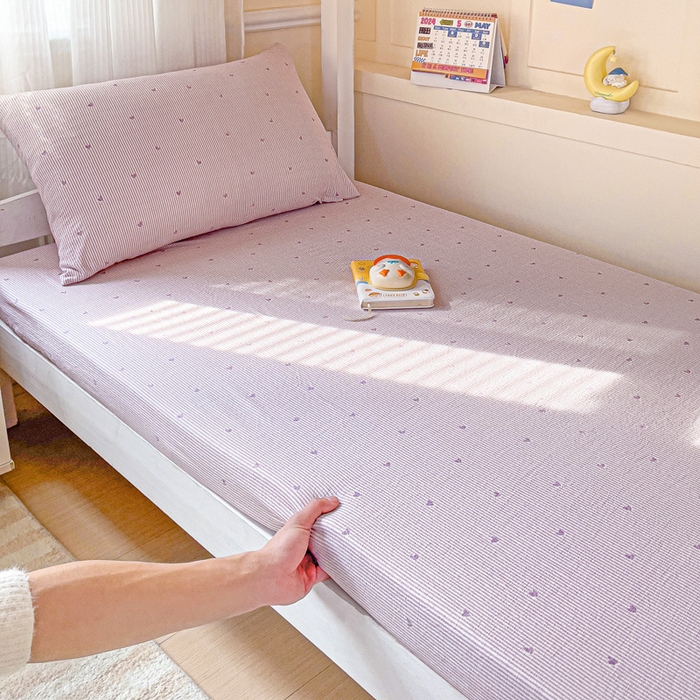 91家纺网 家纺一手货源 找家纺 纽缦家纺 2026新款云感提花双层纱学生床笠 倾心紫