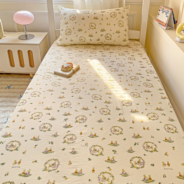 91家纺网 家纺一手货源 找家纺 纽缦家纺 2026新款云感提花双层纱学生床笠 兔子的欢喜