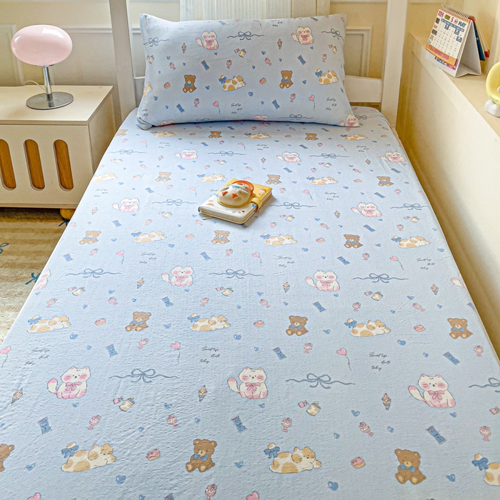 91家纺网 家纺一手货源 找家纺 纽缦家纺 2026新款云感提花双层纱学生床笠 小猫时光蓝