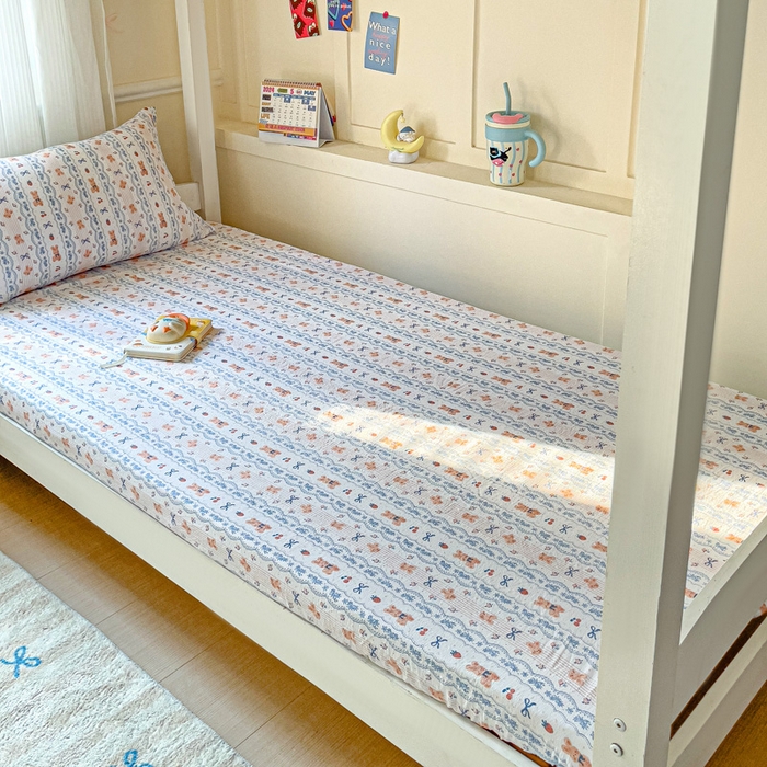 91家纺网 家纺一手货源 找家纺 纽缦家纺 2026新款云感提花双层纱学生床笠 他和她的兔