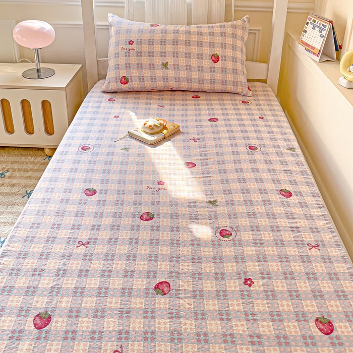 91家纺网 家纺一手货源 找家纺 纽缦家纺 2026新款云感提花双层纱学生床笠 有草莓的地方