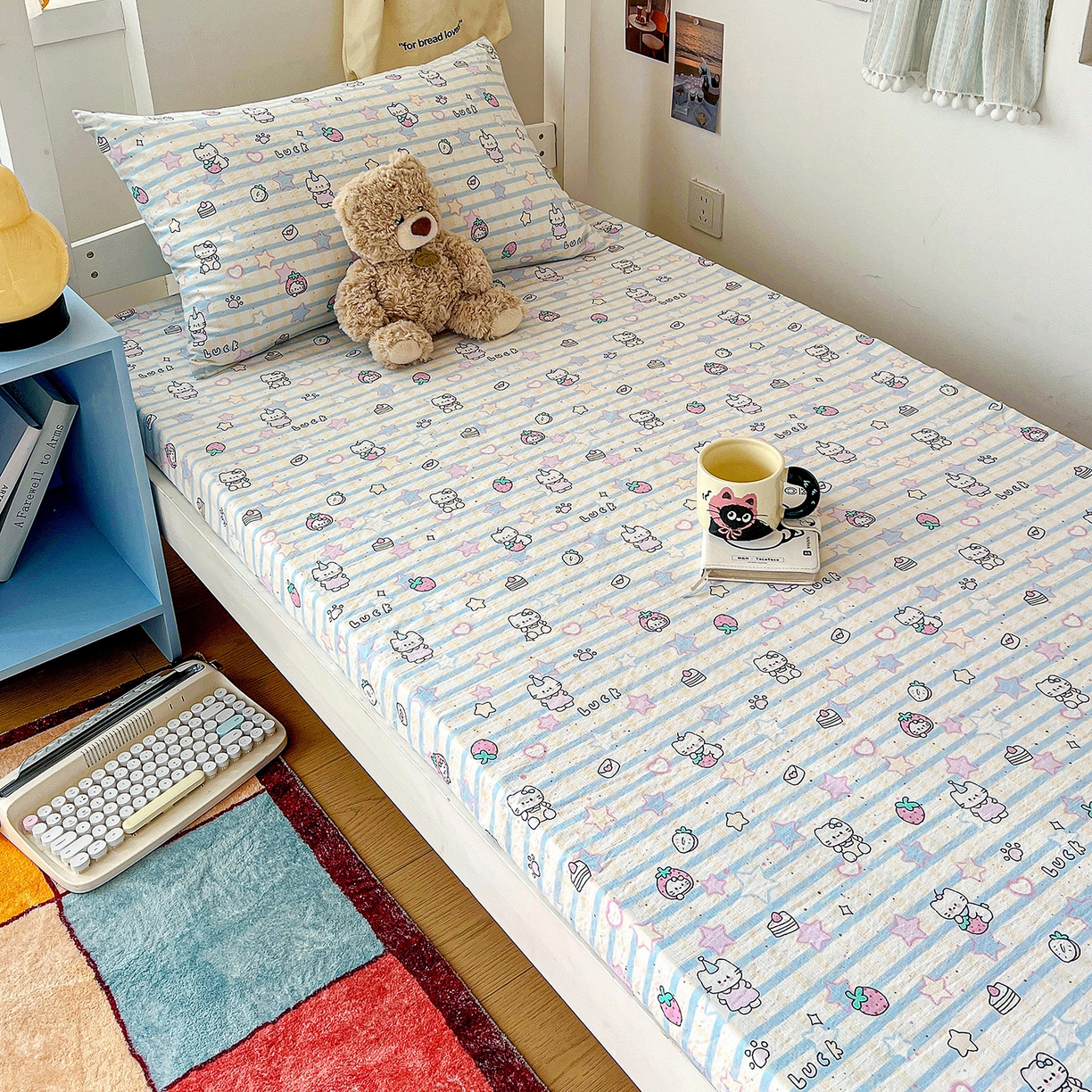 91家纺网 家纺一手货源 找家纺 纽缦家纺 2026新款云感提花双层纱学生床笠 切块草莓猫