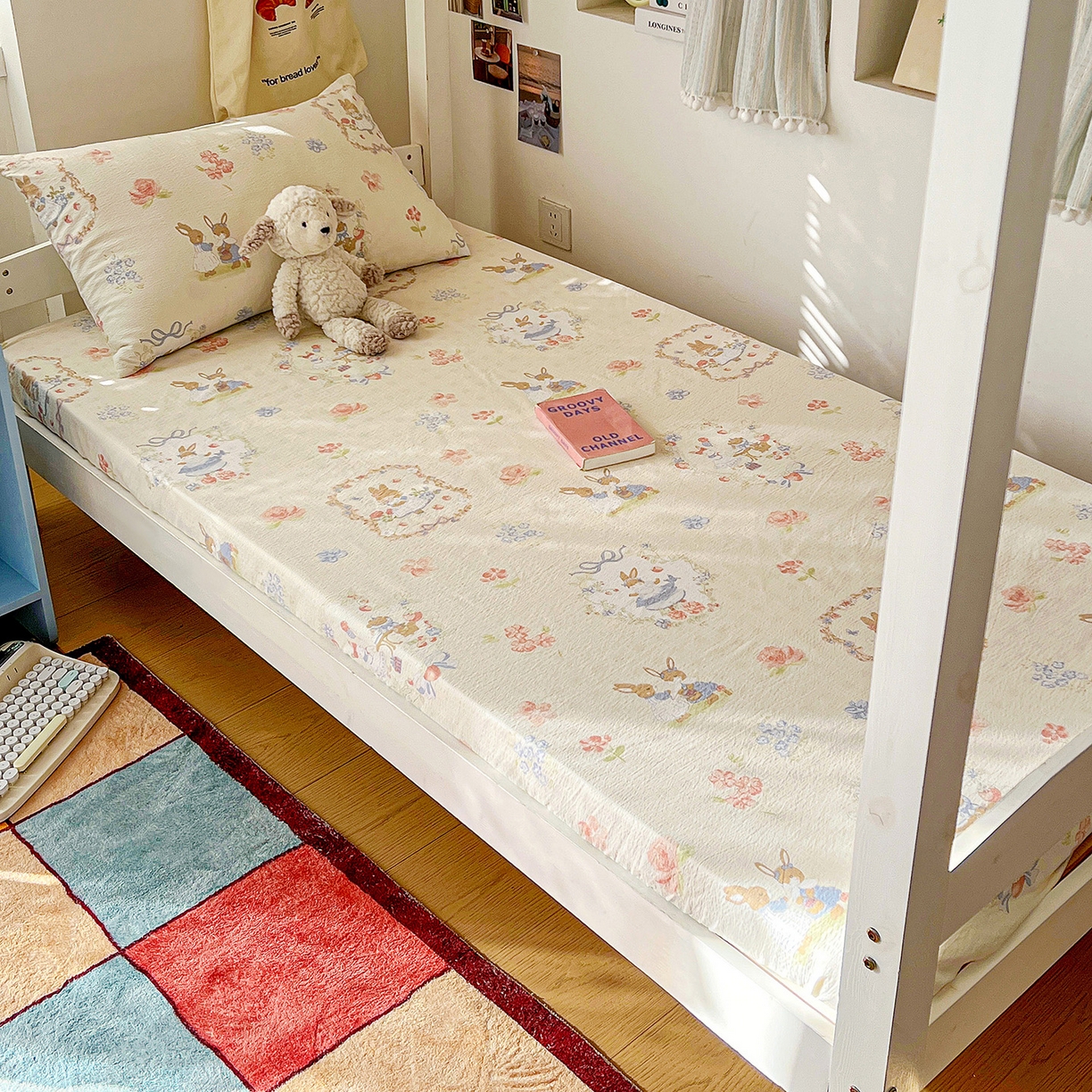 91家纺网 家纺一手货源 找家纺 纽缦家纺 2026新款云感提花双层纱学生床笠 镜子里的兔