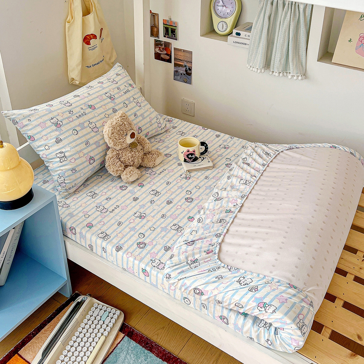 91家纺网 家纺一手货源 找家纺 纽缦家纺 2026新款云感提花双层纱学生床笠 切块草莓猫