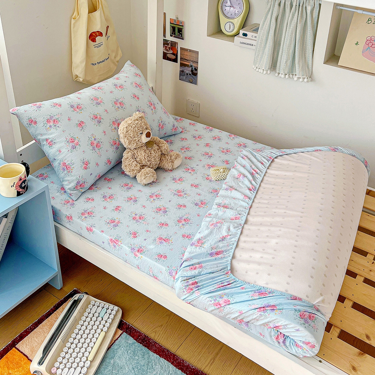 91家纺网 家纺一手货源 找家纺 纽缦家纺 2026新款云感提花双层纱学生床笠 清风与雾蓝