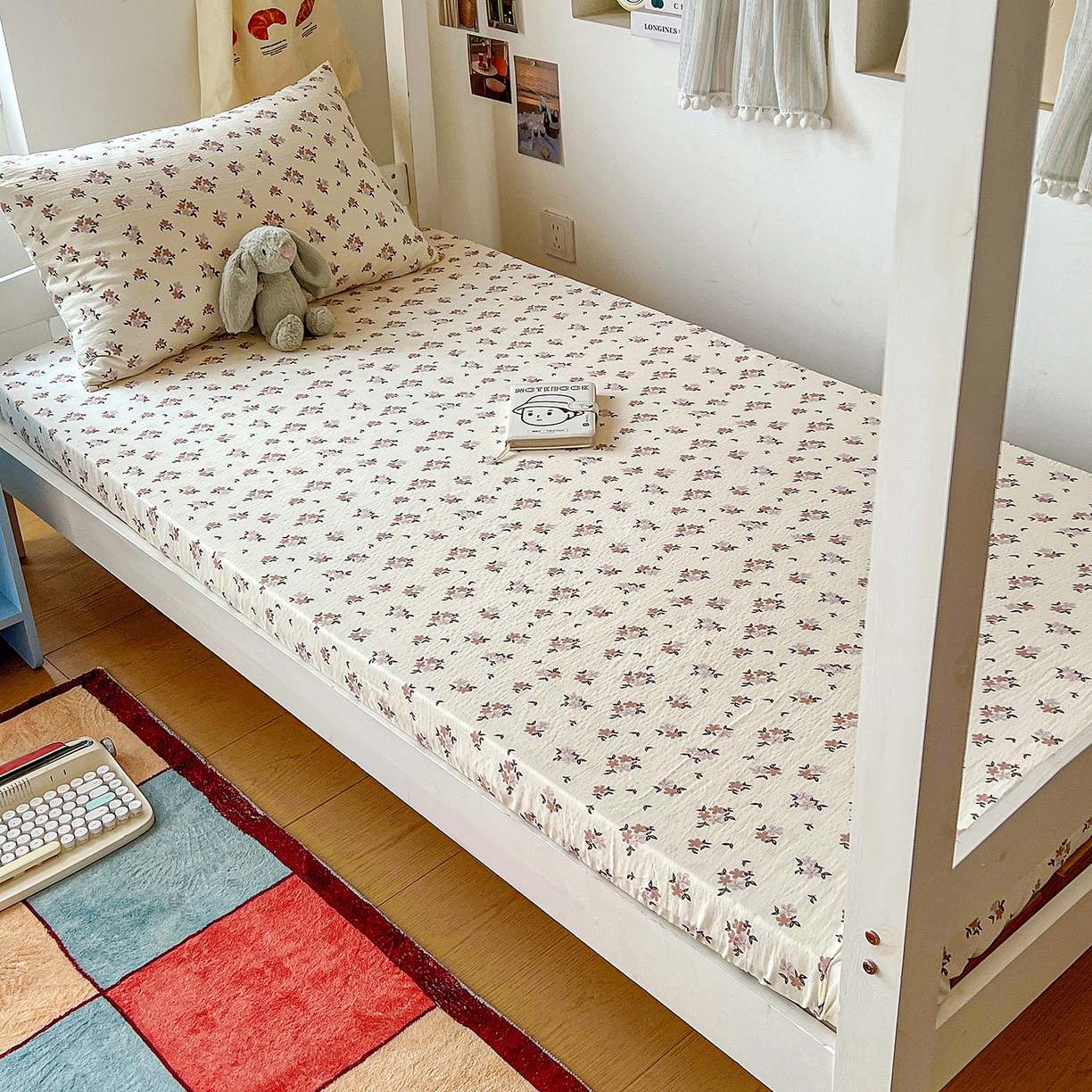 91家纺网 家纺一手货源 找家纺 纽缦家纺 2026新款云感提花双层纱学生床笠 苏瑾