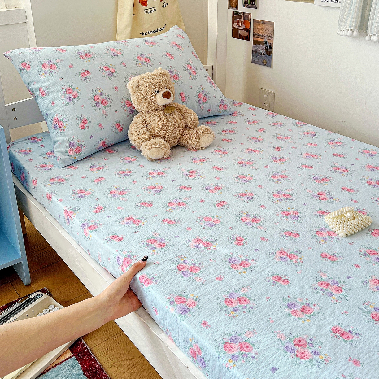 91家纺网 家纺一手货源 找家纺 纽缦家纺 2026新款云感提花双层纱学生床笠 清风与雾蓝