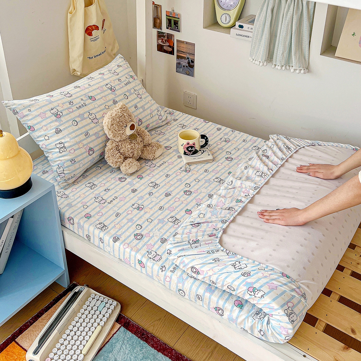 91家纺网 家纺一手货源 找家纺 纽缦家纺 2026新款云感提花双层纱学生床笠 切块草莓猫