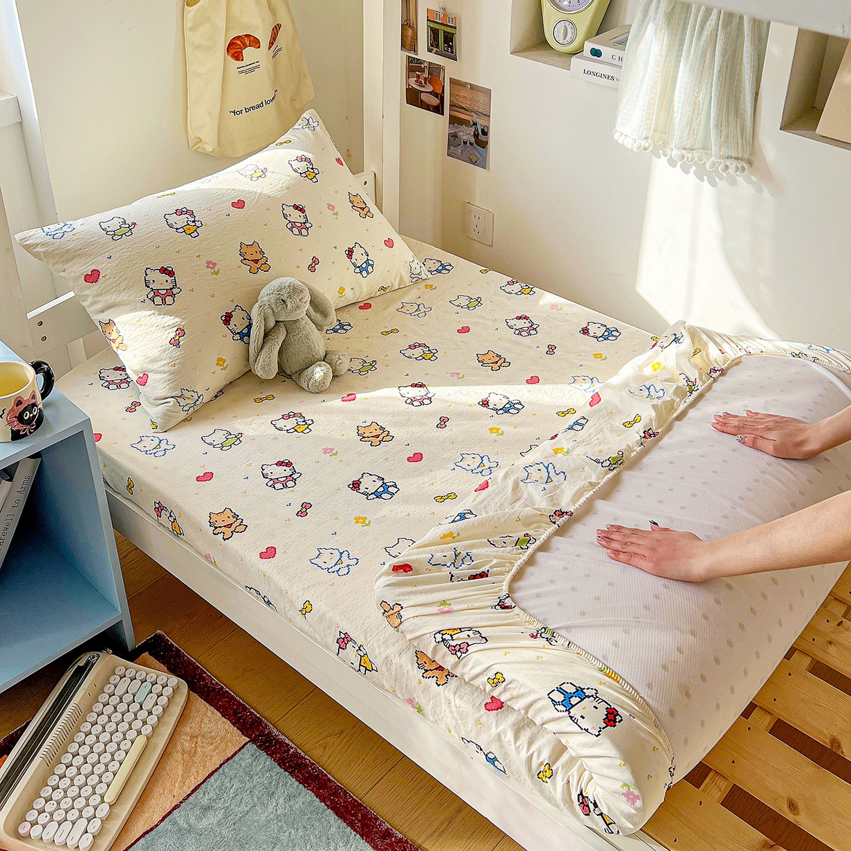 91家纺网 家纺一手货源 找家纺 纽缦家纺 2026新款云感提花双层纱学生床笠 像素小猫