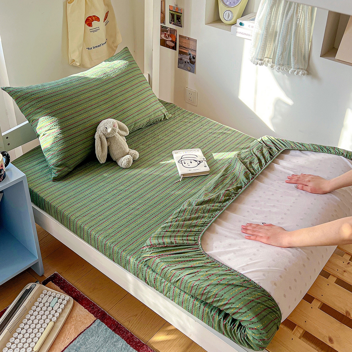 91家纺网 家纺一手货源 找家纺 纽缦家纺 2026新款云感提花双层纱学生床笠 六子棋绿