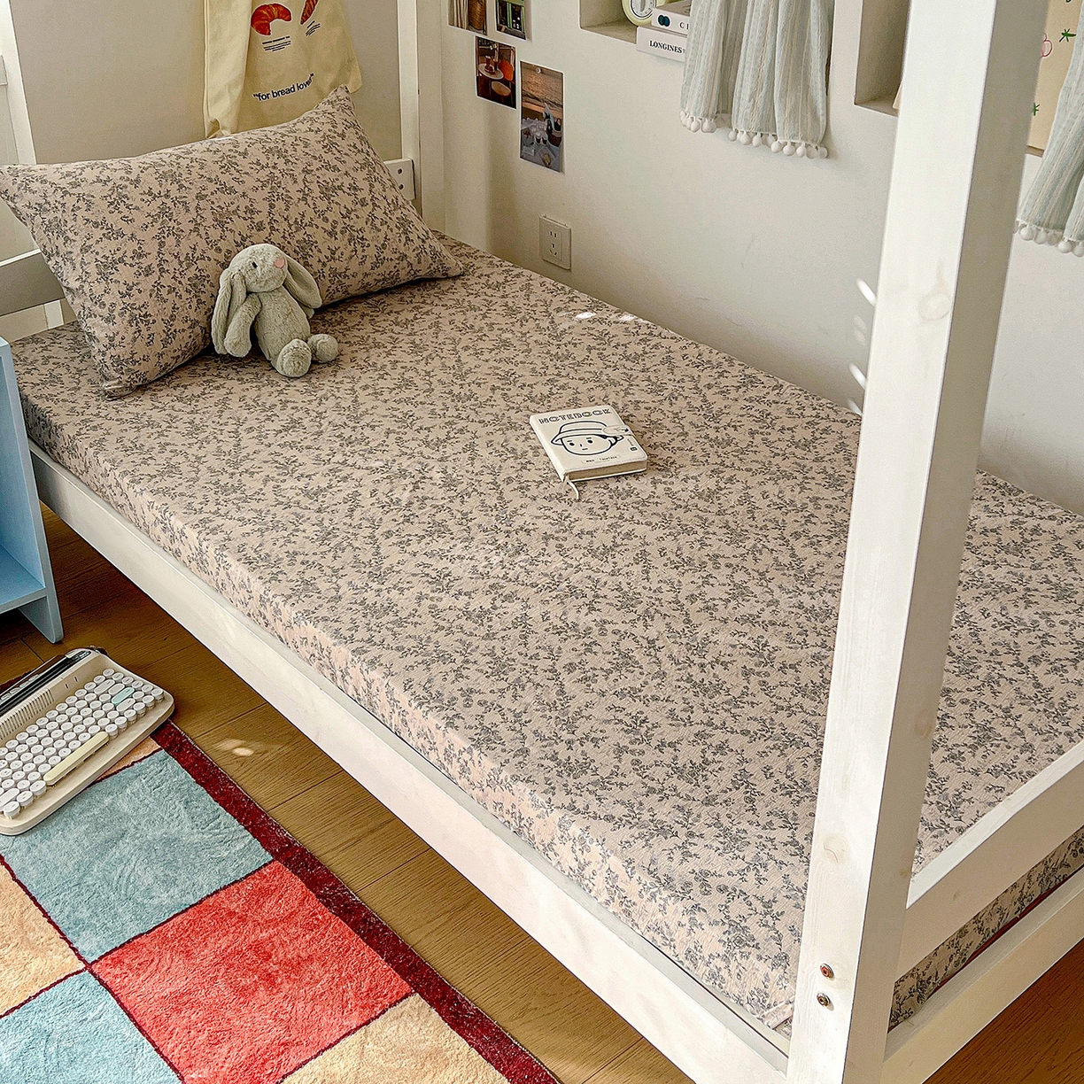 91家纺网 家纺一手货源 找家纺 纽缦家纺 2026新款云感提花双层纱学生床笠 竹韵花语