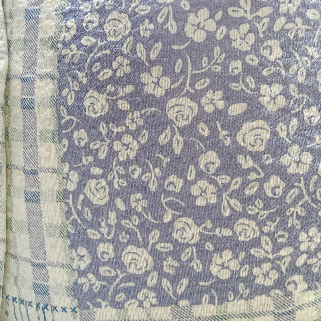 91家纺网 家纺一手货源 找家纺 仟人梦 2026新款云感双层纱印花四件套 半亩花田