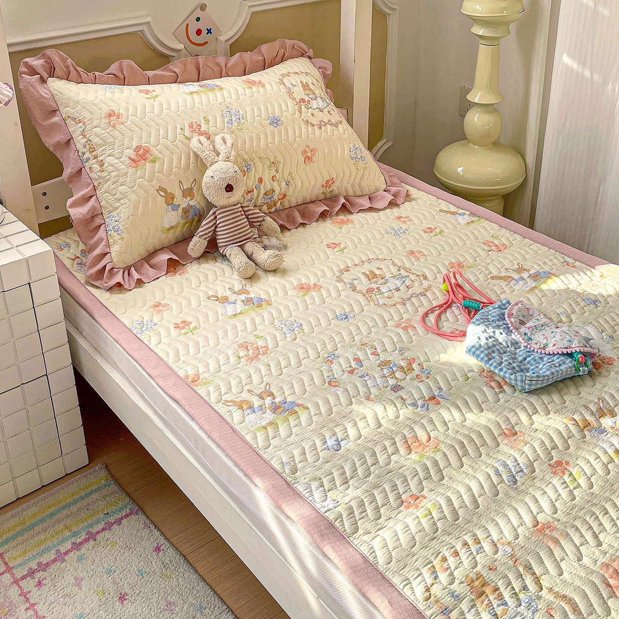 91家纺网 家纺一手货源 找家纺 纽缦家纺 2026新款云感提花双层纱学生床垫 镜子里的兔