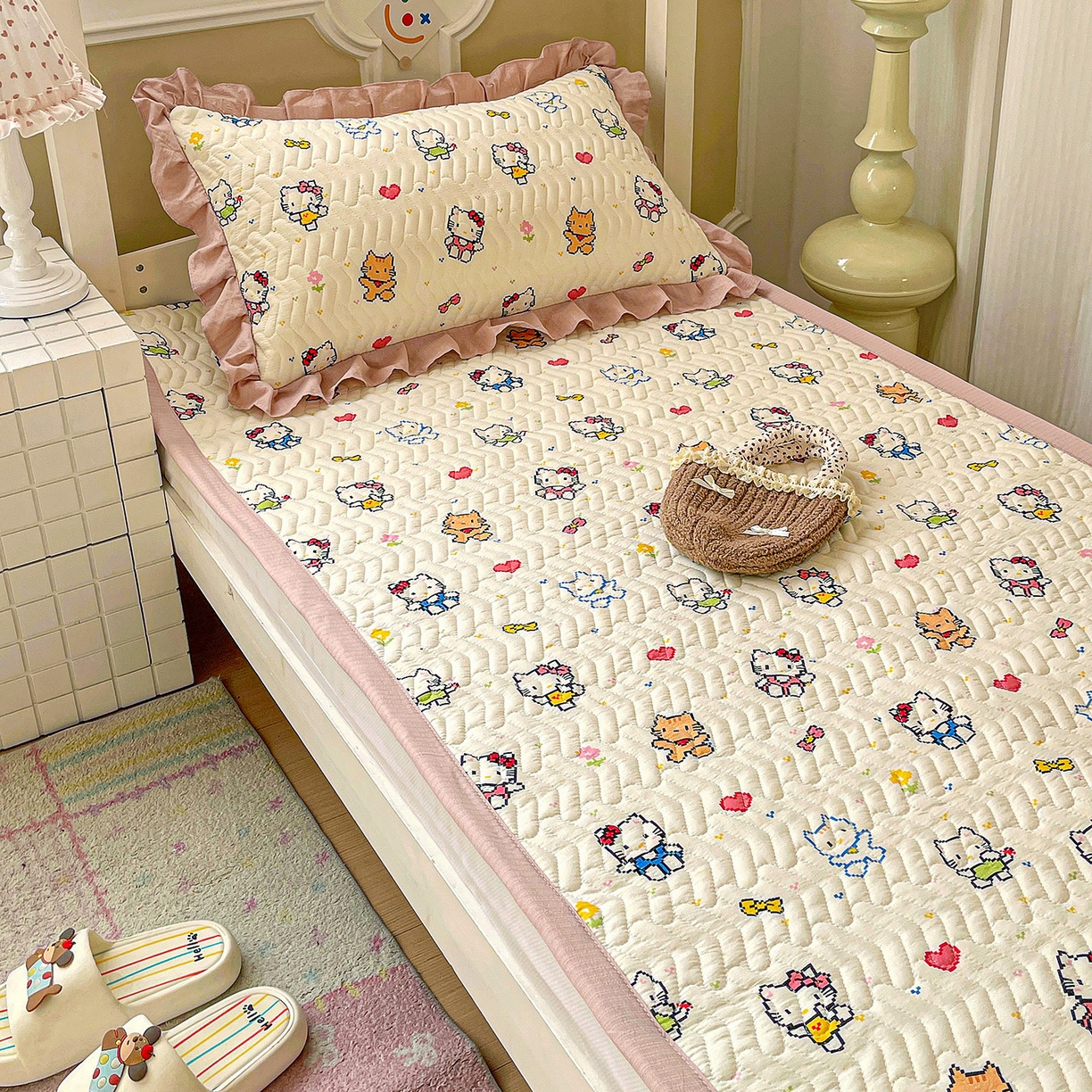 91家纺网 家纺一手货源 找家纺 纽缦家纺 2026新款云感提花双层纱学生床垫 像素小猫