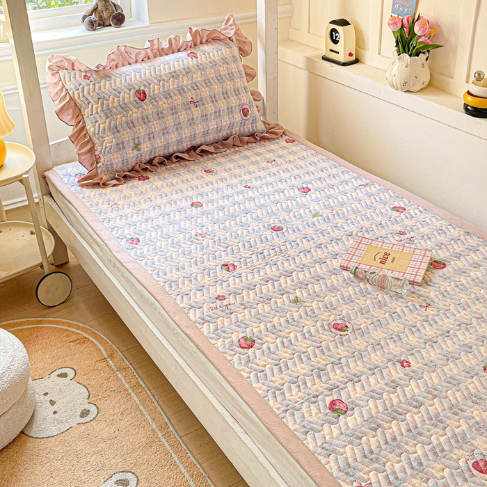 91家纺网 家纺一手货源 找家纺 纽缦家纺 2026新款云感提花双层纱学生床垫 有草莓的地方