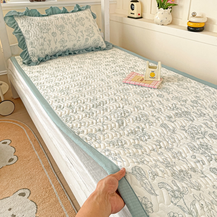 91家纺网 家纺一手货源 找家纺 纽缦家纺 2026新款云感提花双层纱学生床垫 海像森林