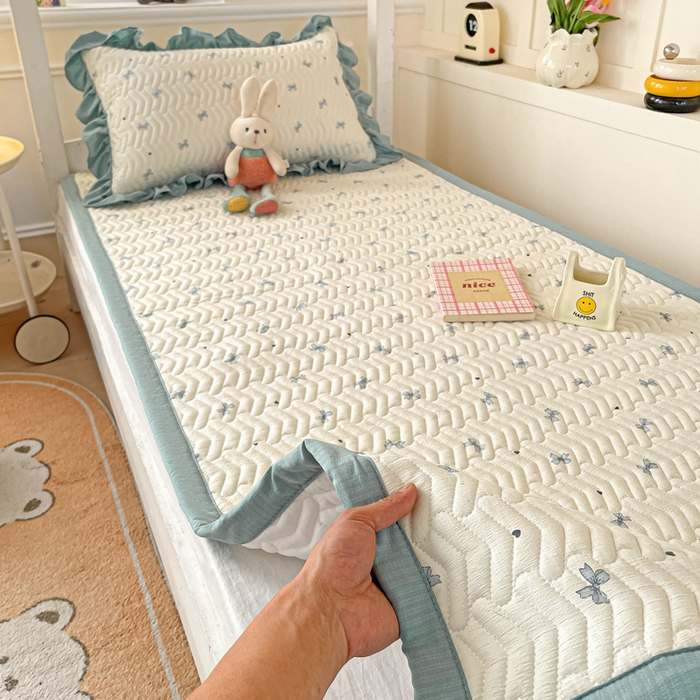 91家纺网 家纺一手货源 找家纺 纽缦家纺 2026新款云感提花双层纱学生床垫 相思蓝