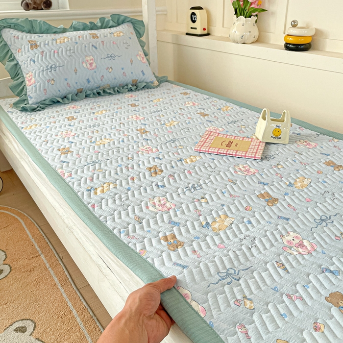 91家纺网 家纺一手货源 找家纺 纽缦家纺 2026新款云感提花双层纱学生床垫 小猫时光蓝