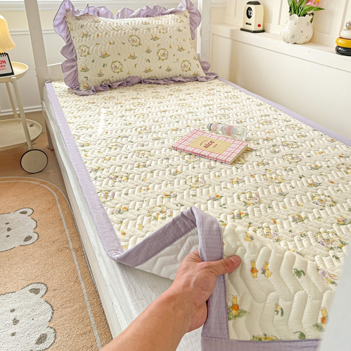 91家纺网 家纺一手货源 找家纺 纽缦家纺 2026新款云感提花双层纱学生床垫 兔子的欢喜