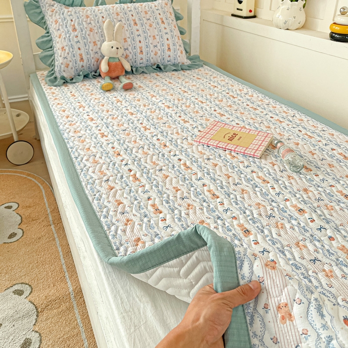 91家纺网 家纺一手货源 找家纺 纽缦家纺 2026新款云感提花双层纱学生床垫 他和她的兔