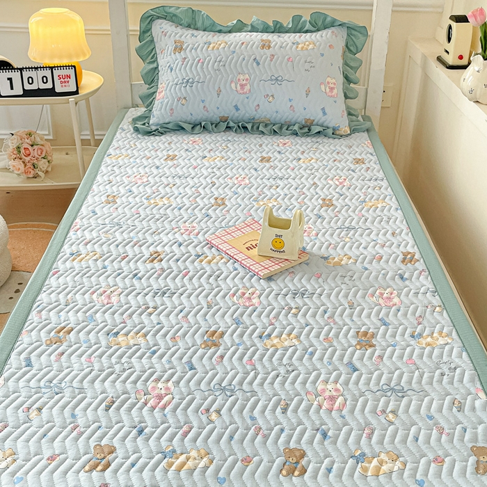 91家纺网 家纺一手货源 找家纺 纽缦家纺 2026新款云感提花双层纱学生床垫 小猫时光蓝