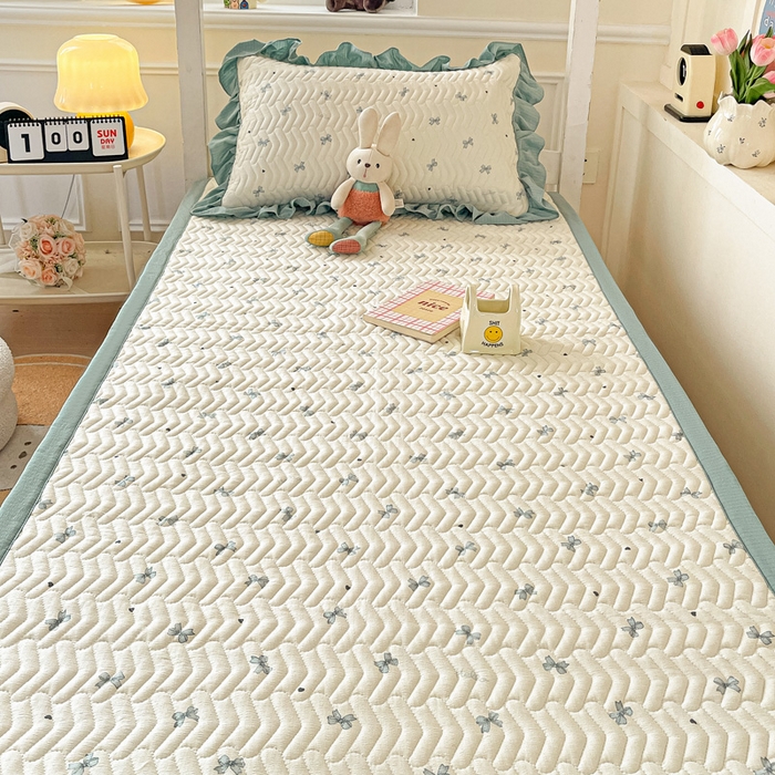 91家纺网 家纺一手货源 找家纺 纽缦家纺 2026新款云感提花双层纱学生床垫 相思蓝