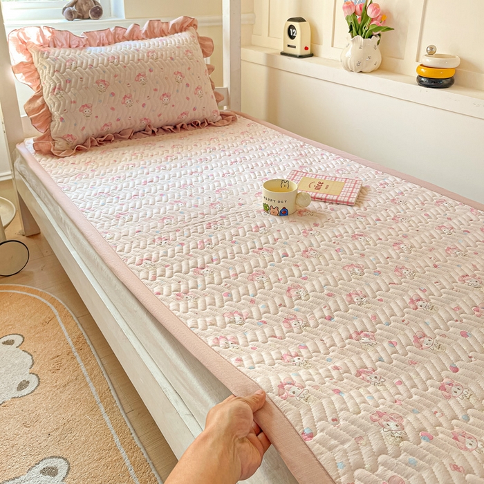 91家纺网 家纺一手货源 找家纺 纽缦家纺 2026新款云感提花双层纱学生床垫 小鸥鸥