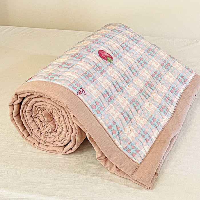 91家纺网 家纺一手货源 找家纺 纽缦家纺 2026新款云感提花双层纱学生床垫 有草莓的地方