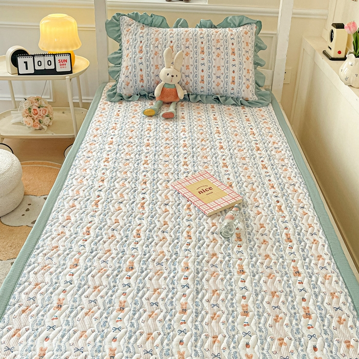 91家纺网 家纺一手货源 找家纺 纽缦家纺 2026新款云感提花双层纱学生床垫 他和她的兔