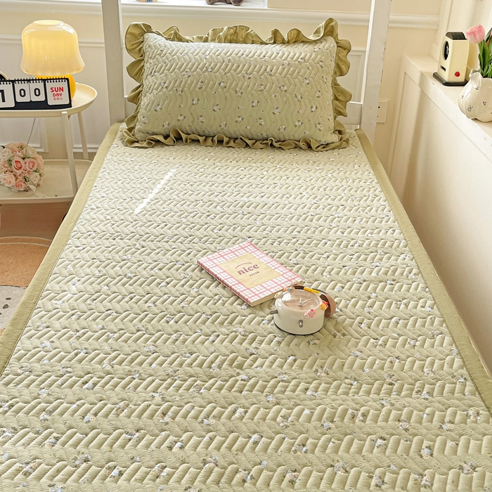 91家纺网 家纺一手货源 找家纺 纽缦家纺 2026新款云感提花双层纱学生床垫 落日暮年绿