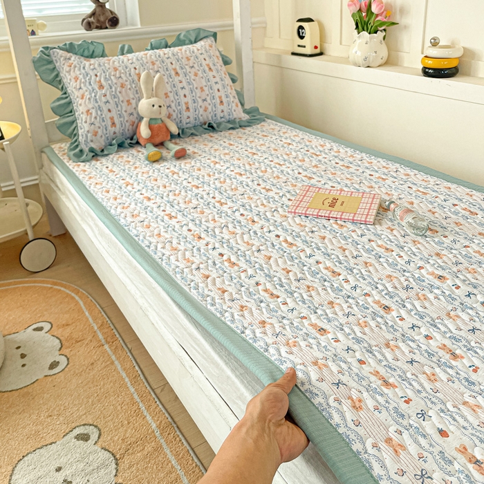 91家纺网 家纺一手货源 找家纺 纽缦家纺 2026新款云感提花双层纱学生床垫 他和她的兔