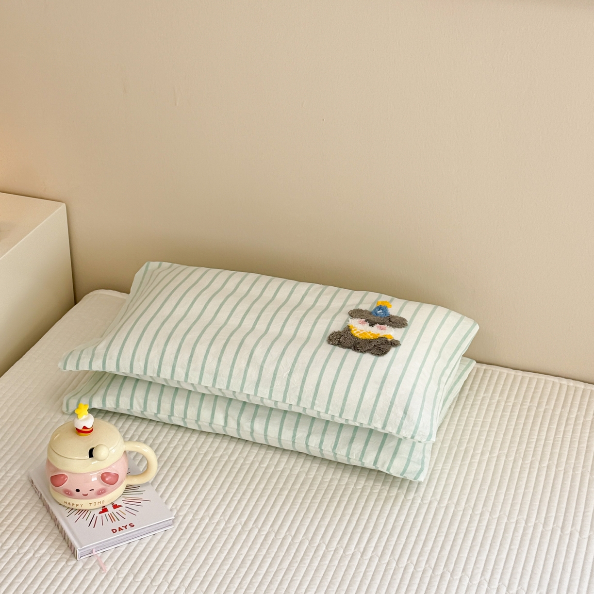 91家纺网 家纺一手货源 找家纺 慕尚 2026新款色织水洗棉毛巾绣枕套 多米 绿条纹