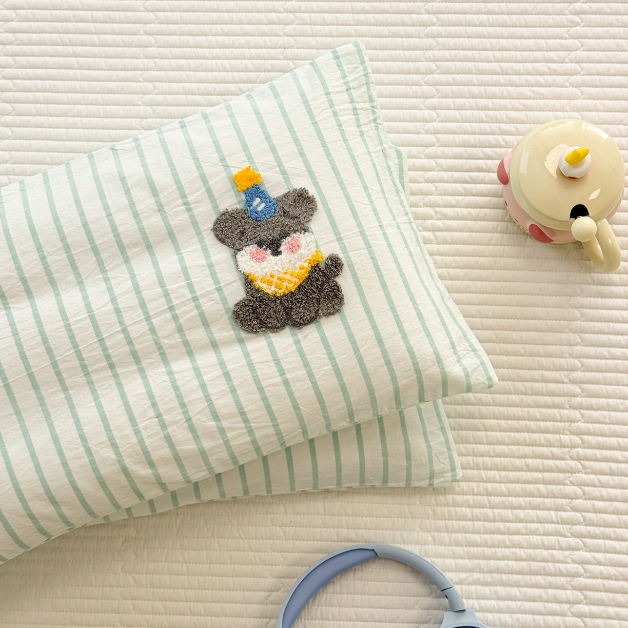 91家纺网 家纺一手货源 找家纺 慕尚 2026新款色织水洗棉毛巾绣枕套 多米 绿条纹