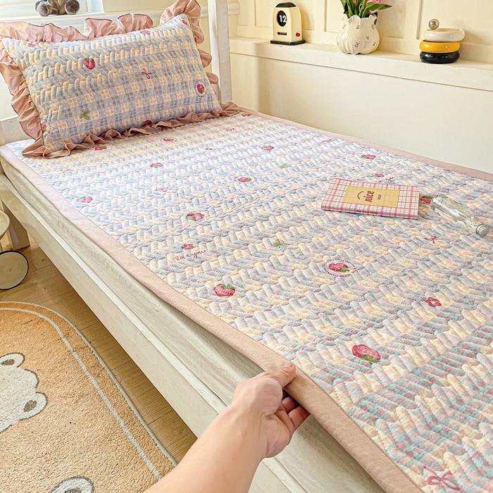 91家纺网 家纺一手货源 找家纺 纽缦家纺 2026新款云感提花双层纱学生床垫 有草莓的地方