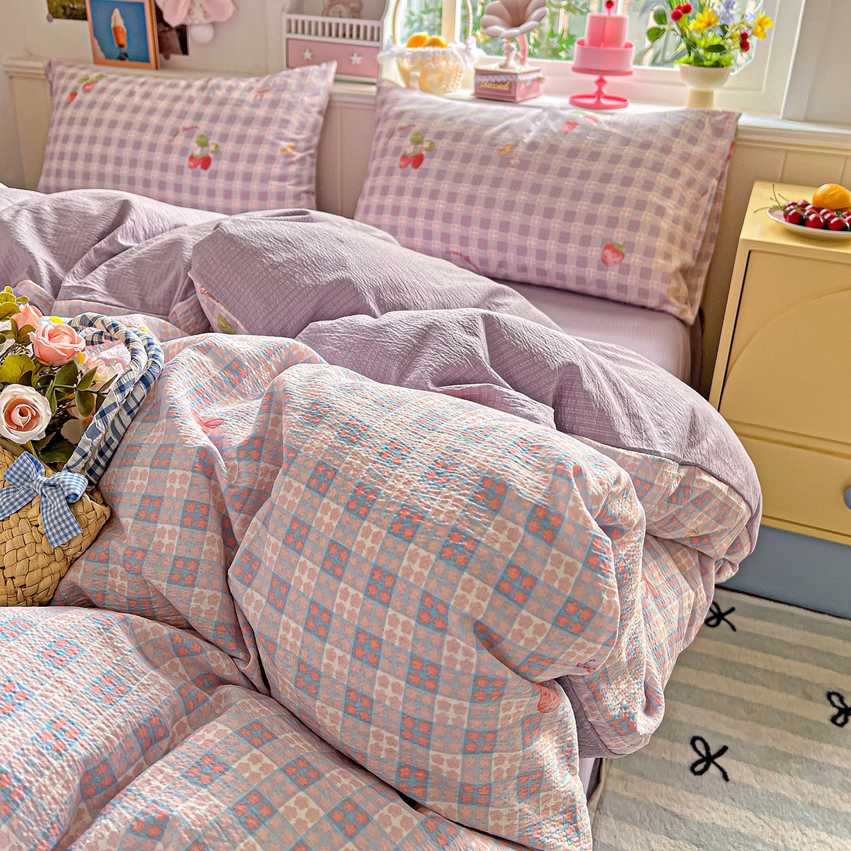 91家纺网 家纺一手货源 找家纺 仟人梦 2026新款云感双层纱印花四件套 草莓之语