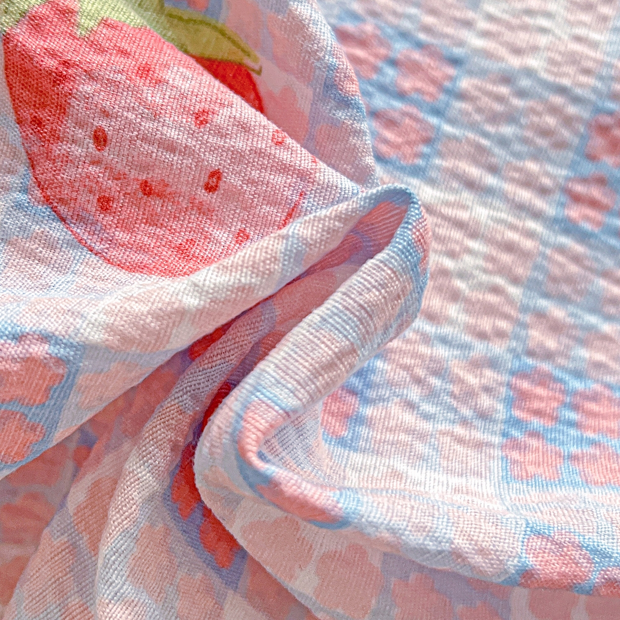 91家纺网 家纺一手货源 找家纺 仟人梦 2026新款云感双层纱印花四件套 草莓之语