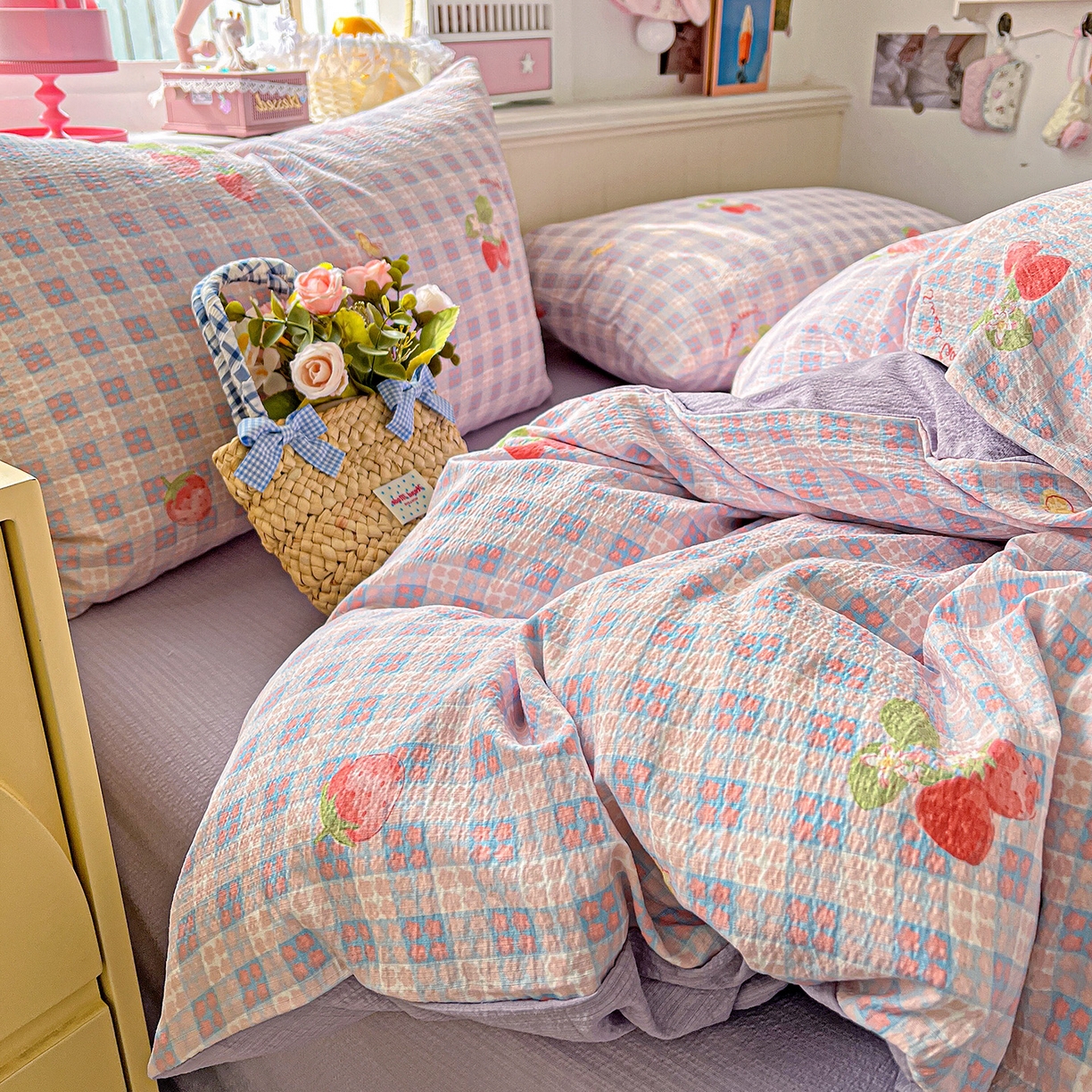 91家纺网 家纺一手货源 找家纺 仟人梦 2026新款云感双层纱印花四件套 草莓之语