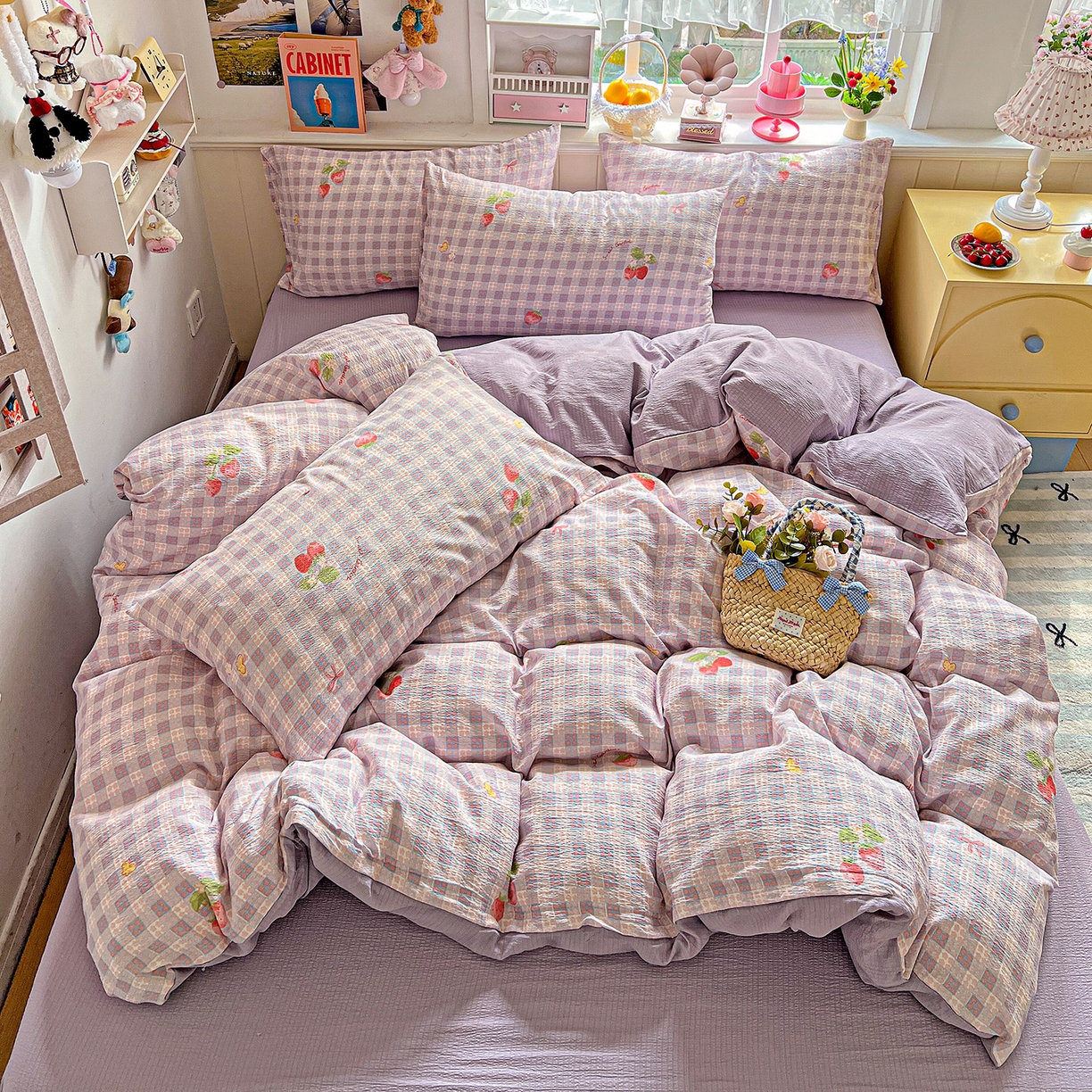 91家纺网 家纺一手货源 找家纺 仟人梦 2026新款云感双层纱印花四件套 草莓之语