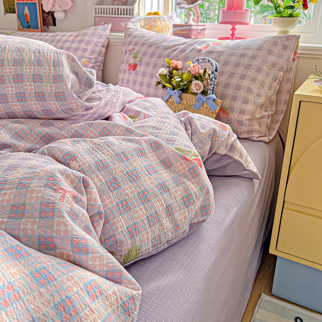 91家纺网 家纺一手货源 找家纺 仟人梦 2026新款云感双层纱印花四件套 草莓之语