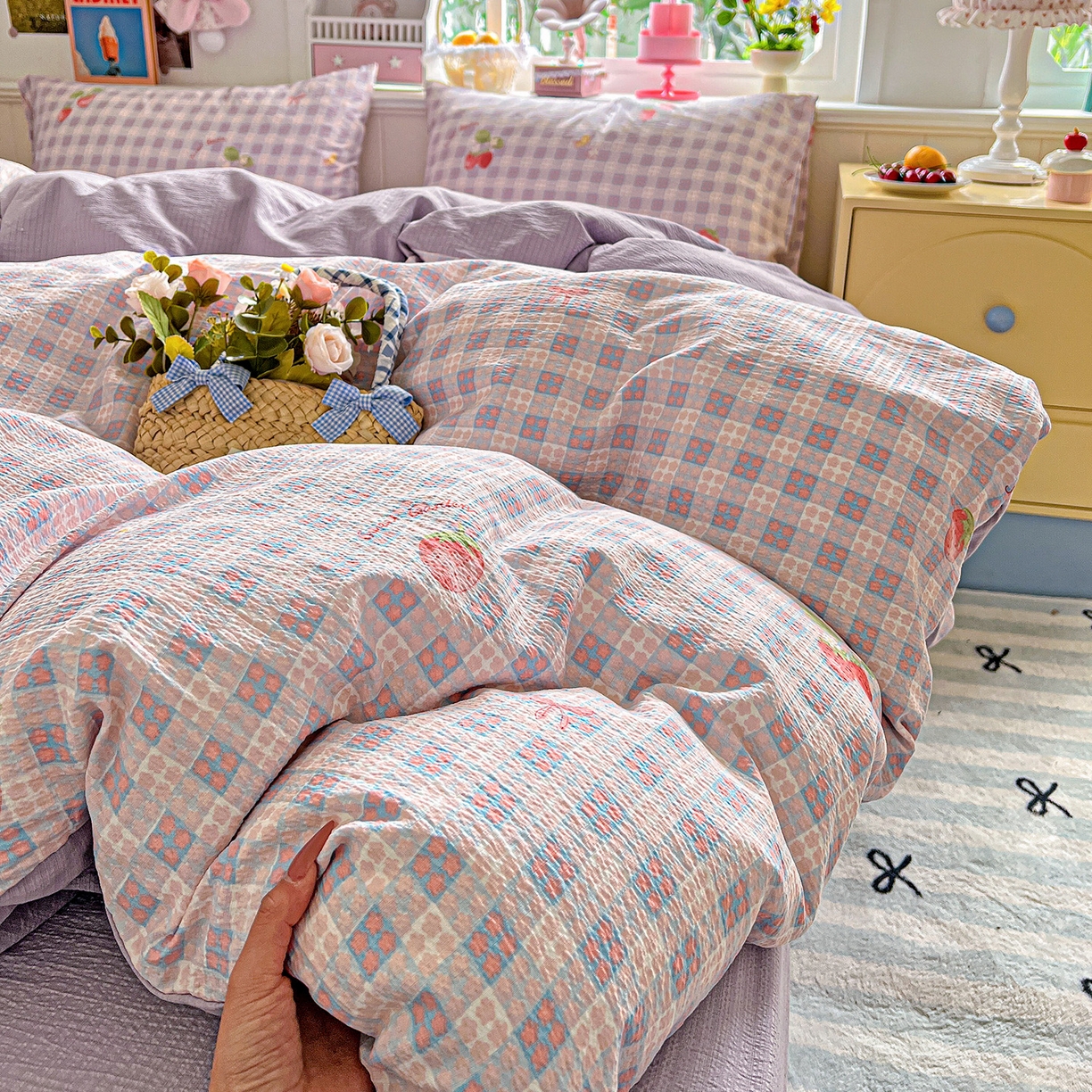 91家纺网 家纺一手货源 找家纺 仟人梦 2026新款云感双层纱印花四件套 草莓之语