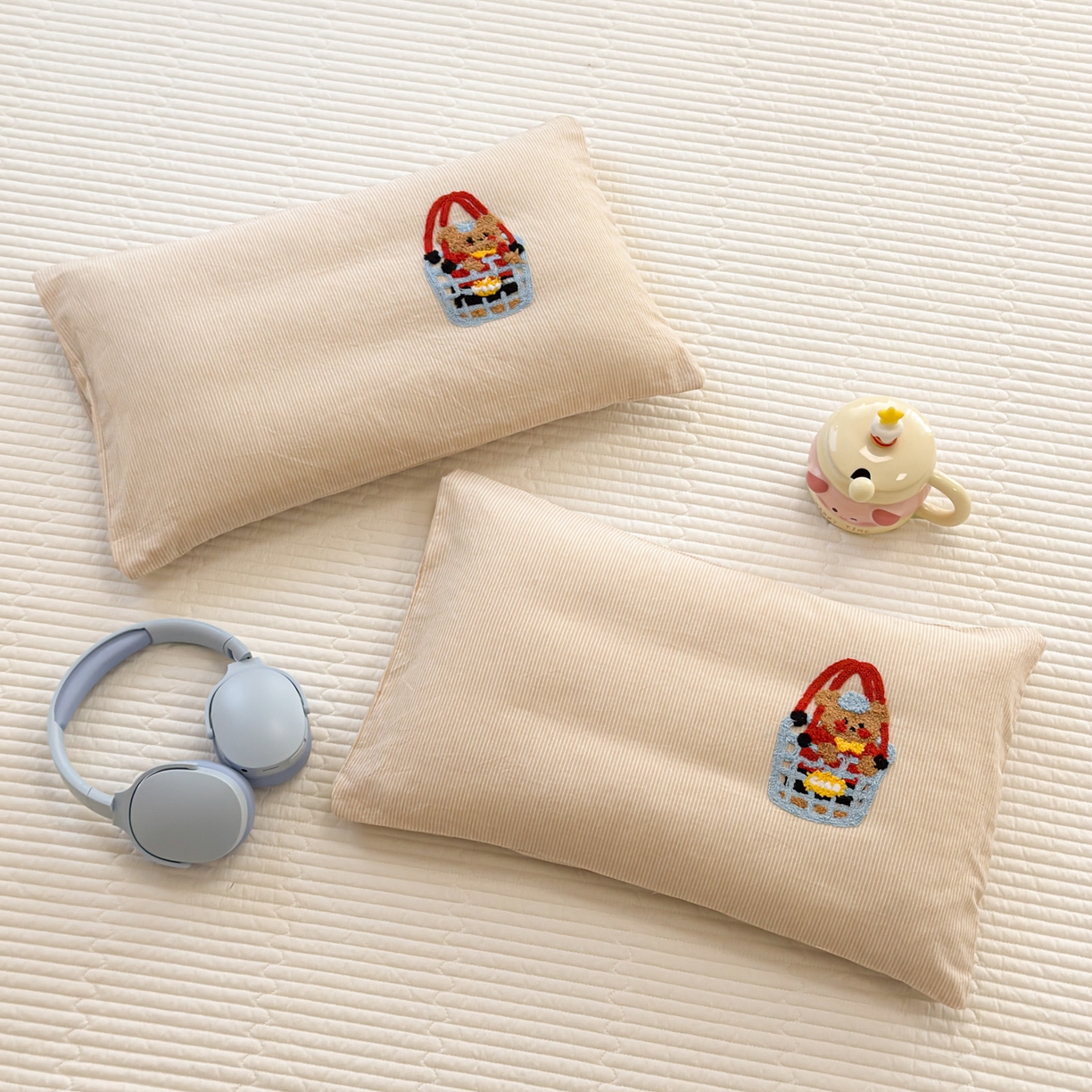 91家纺网 家纺一手货源 找家纺 慕尚 2026新款色织水洗棉毛巾绣枕套 熊呆呆