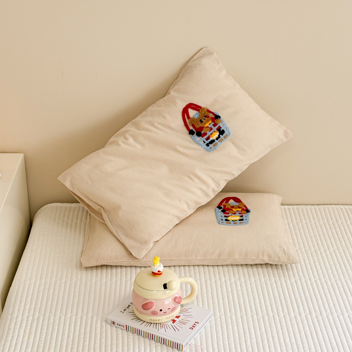 91家纺网 家纺一手货源 找家纺 慕尚 2026新款色织水洗棉毛巾绣枕套 熊呆呆