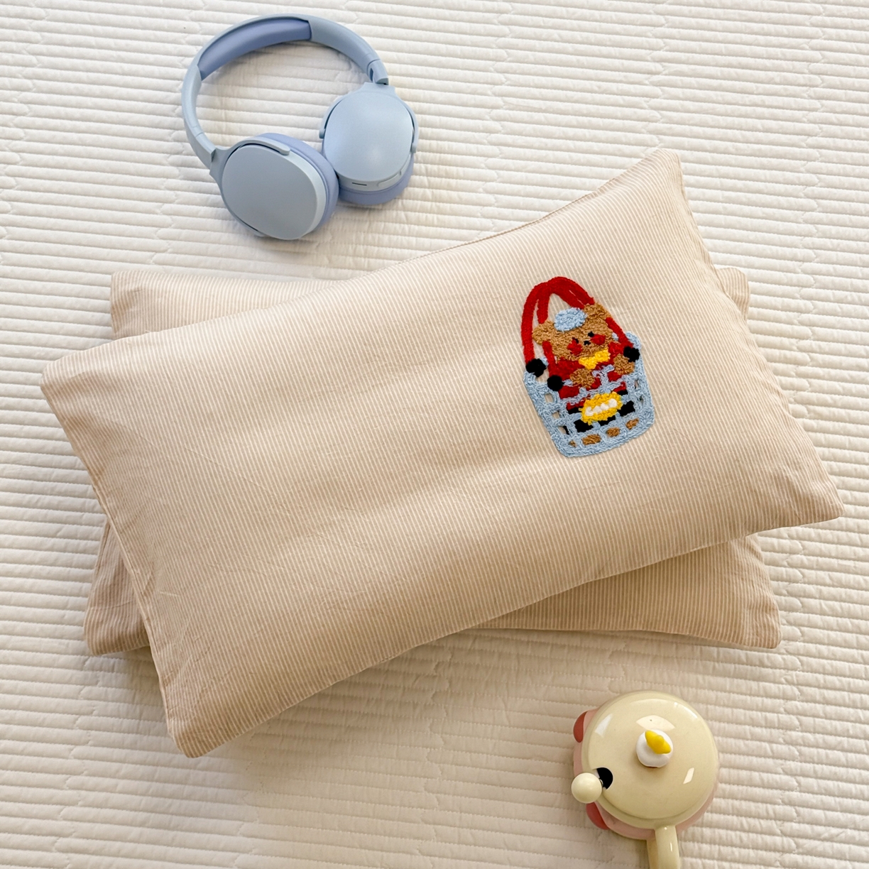 91家纺网 家纺一手货源 找家纺 慕尚 2026新款色织水洗棉毛巾绣枕套 熊呆呆