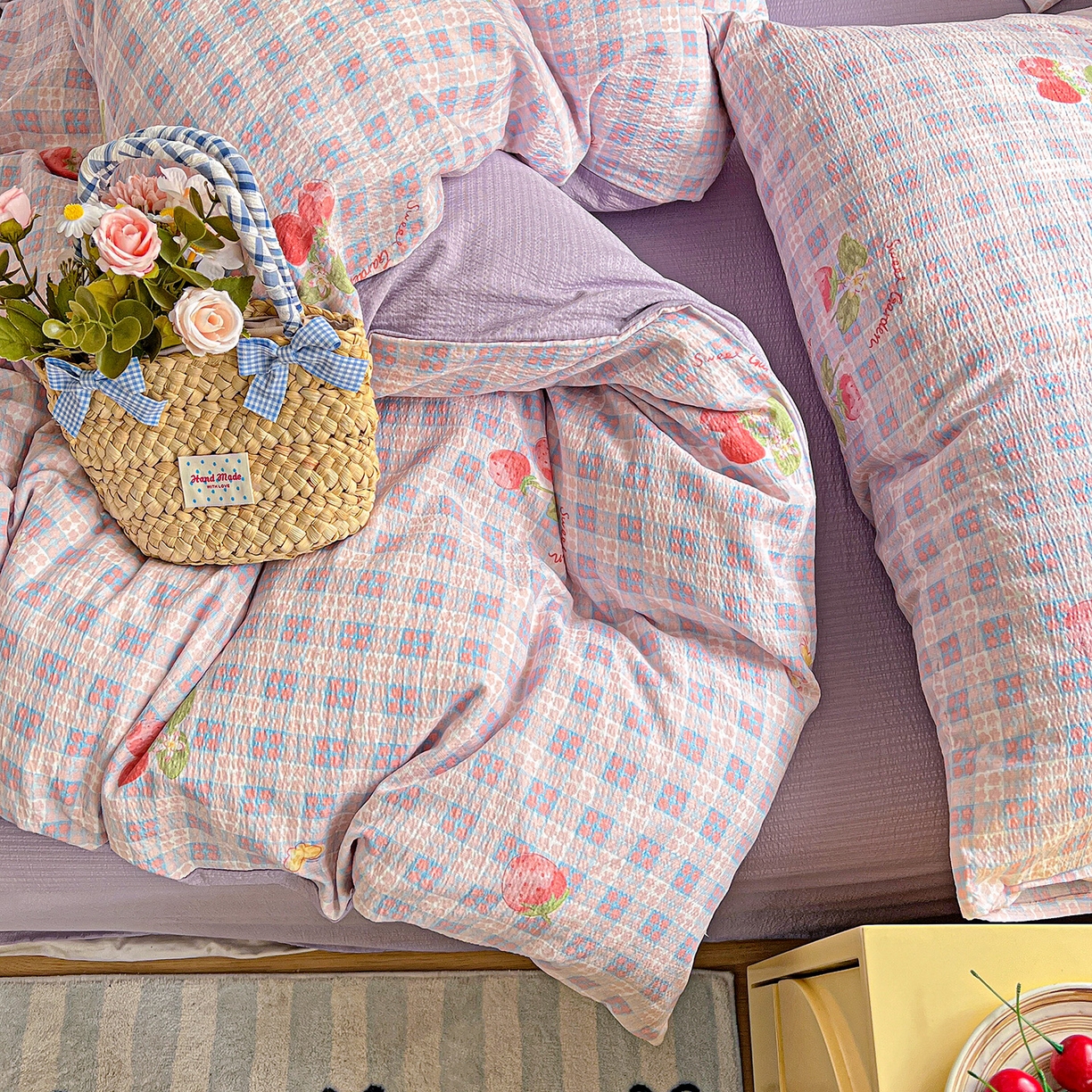 91家纺网 家纺一手货源 找家纺 仟人梦 2026新款云感双层纱印花四件套 草莓之语