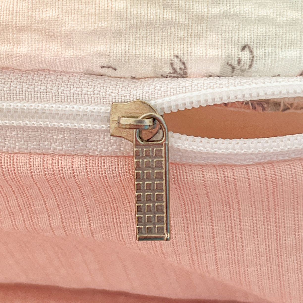 91家纺网 家纺一手货源 找家纺 仟人梦 2026新款云感双层纱印花四件套 花园里