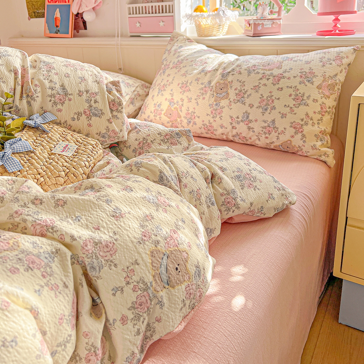 91家纺网 家纺一手货源 找家纺 仟人梦 2026新款云感双层纱印花四件套 花园里