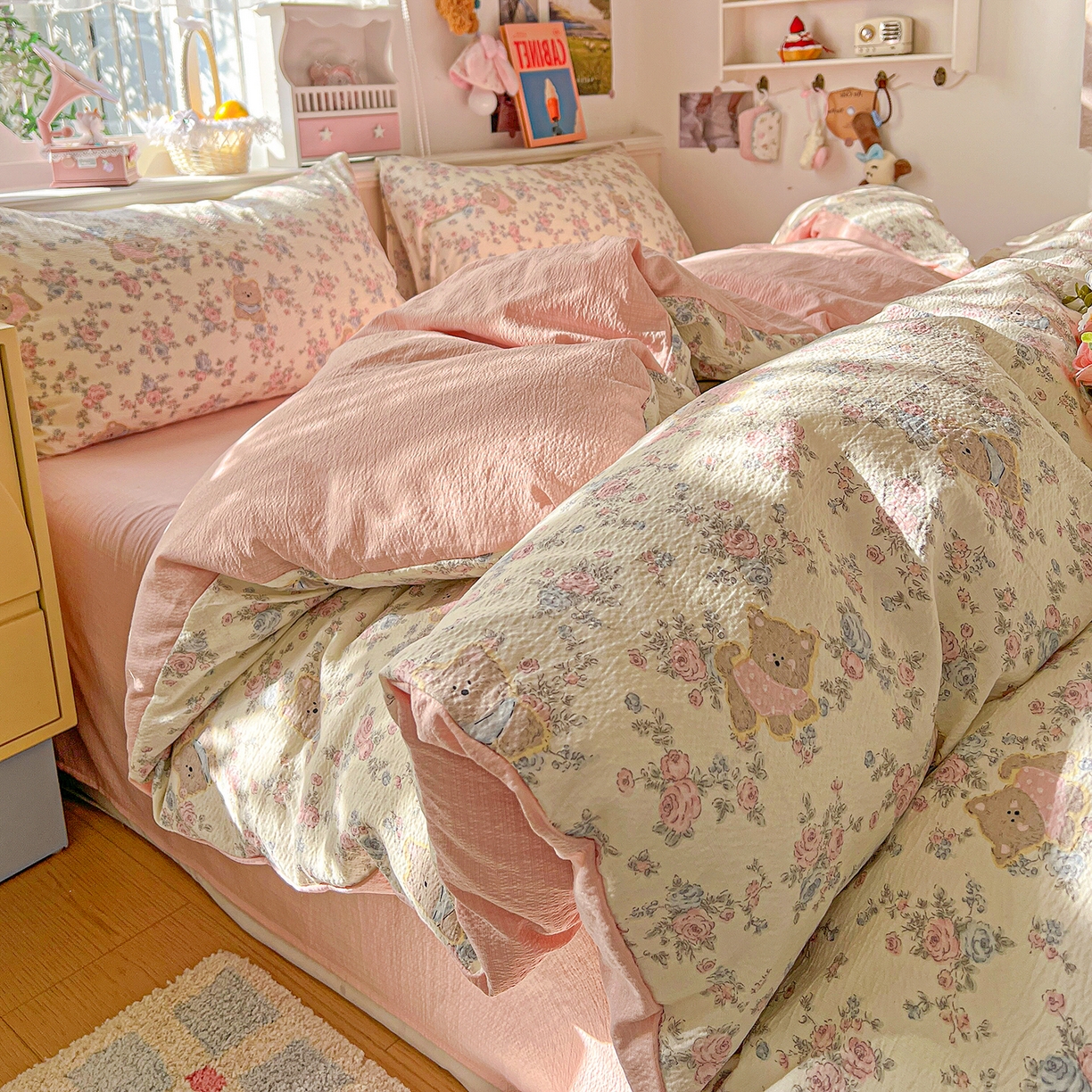 91家纺网 家纺一手货源 找家纺 仟人梦 2026新款云感双层纱印花四件套 花园里