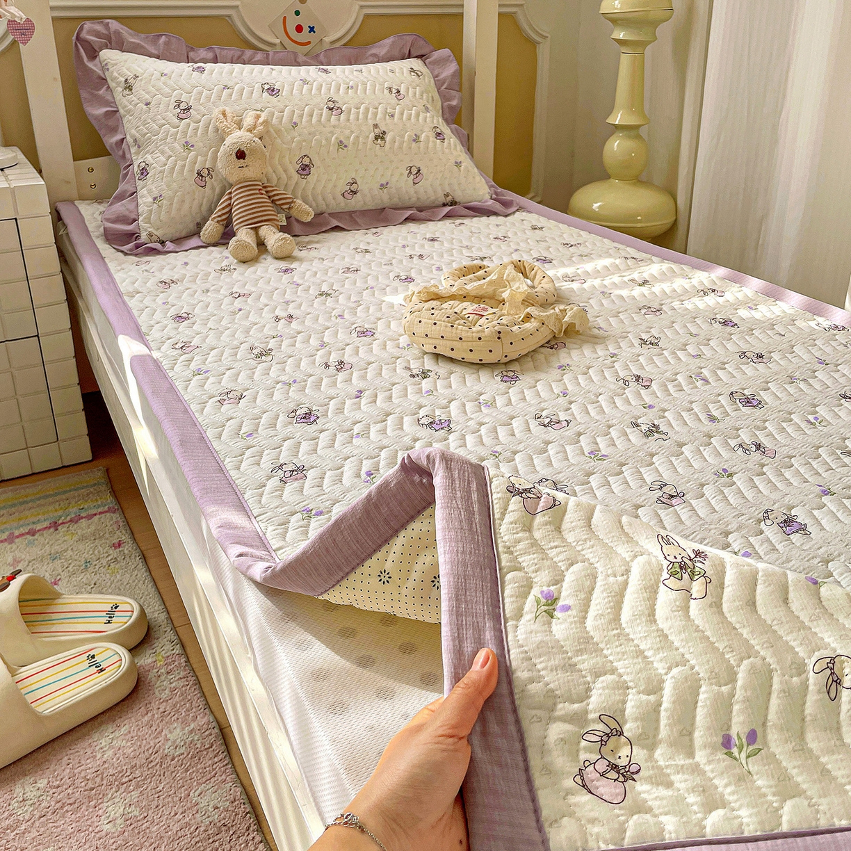 91家纺网 家纺一手货源 找家纺 纽缦家纺 2026新款云感提花双层纱学生床垫 裙子小兔