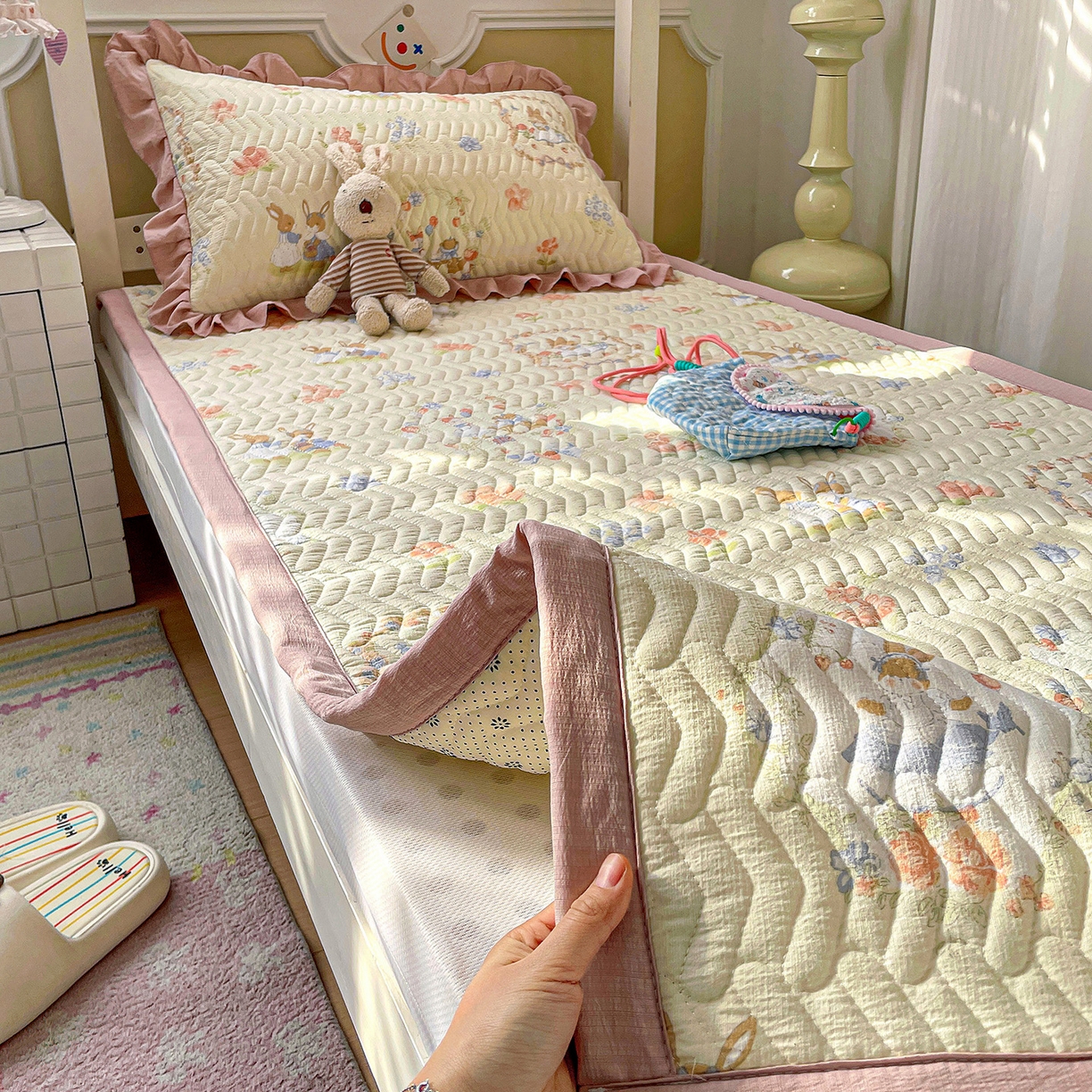 91家纺网 家纺一手货源 找家纺 纽缦家纺 2026新款云感提花双层纱学生床垫 镜子里的兔