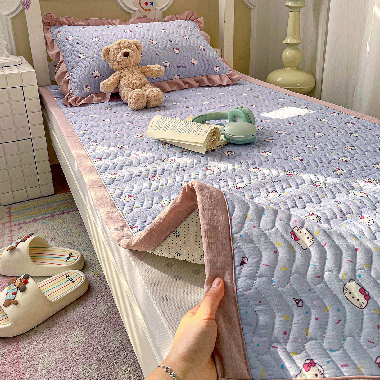 91家纺网 家纺一手货源 找家纺 纽缦家纺 2026新款云感提花双层纱学生床垫 蓝莓奶糖